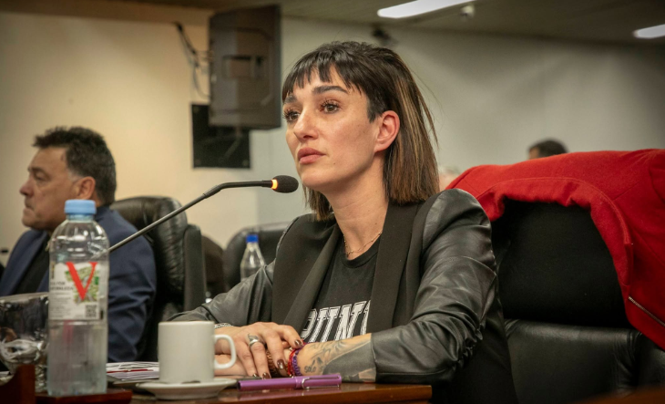 Leila Gianni, concejal de La Matanza, hablando en una sesión del Concejo Deliberante