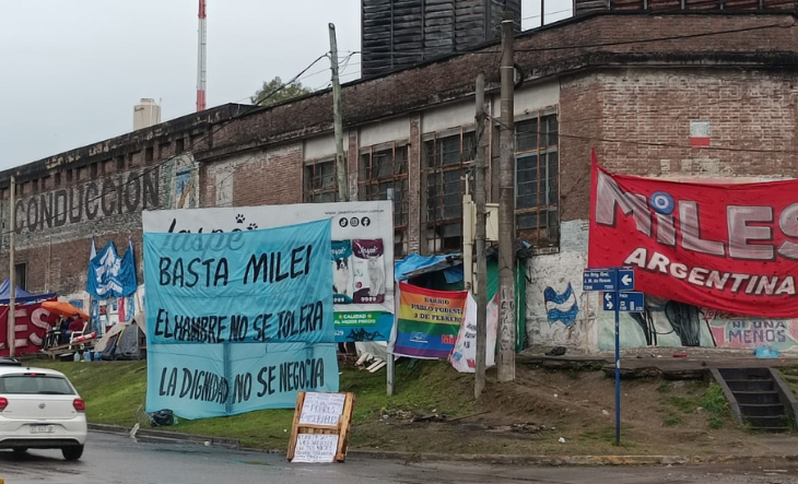 Acampe de organizaciones sociales en la Ruta 3 de Isidro Casanova
