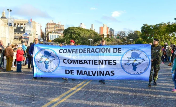 Veteranos de Malvinas con banderas argentinas durante un acto conmemorativo