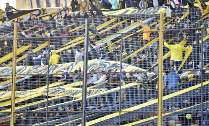 Estadio Fragata Sarmiento de Almirante Brown con tribunas y campo de juego