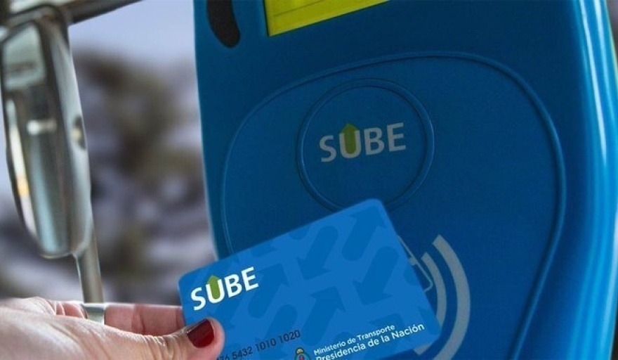 Persona usando tarjeta SUBE en un colectivo