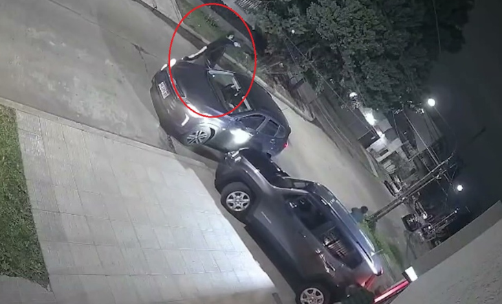 Cámara de seguridad registra el robo de una camioneta en la calle Sourignes al 1000