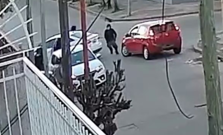 Cámaras de seguridad registran el asalto a un conductor en San Justo
