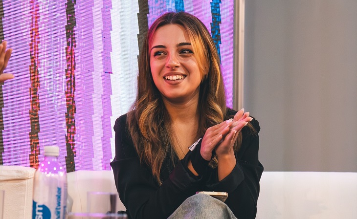 Cata Olgiati, creadora de contenido literario, en una entrevista