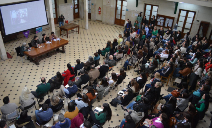 Profesional de obstetricia atendiendo a una paciente en un consultorio