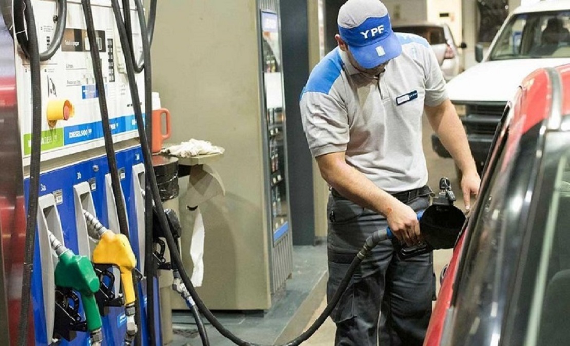 Surtidor de nafta con precios en pesos argentinos