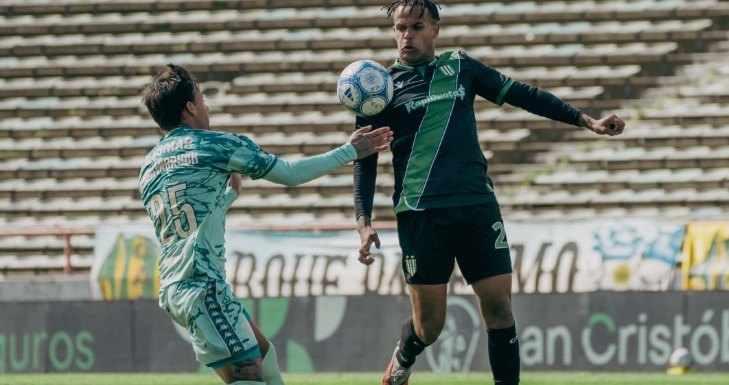 Jugadores de Banfield y Aldosivi disputan el balón en el Estadio José María Minella
