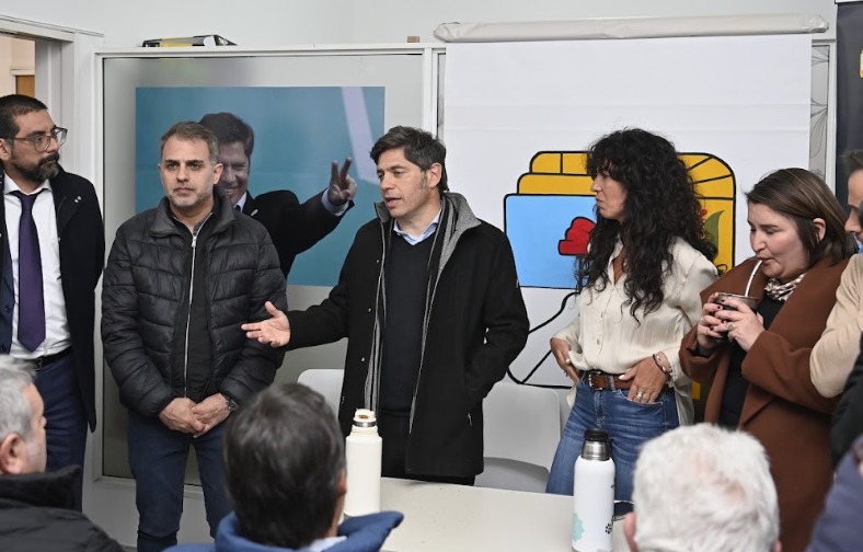 Axel Kicillof hablando en un acto partidario en Pigüé