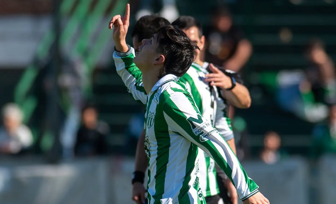Jugadores de Deportivo Laferrere en un partido de la Primera B