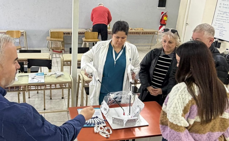 Médicos durante una capacitación en cirugía robótica en un hospital
