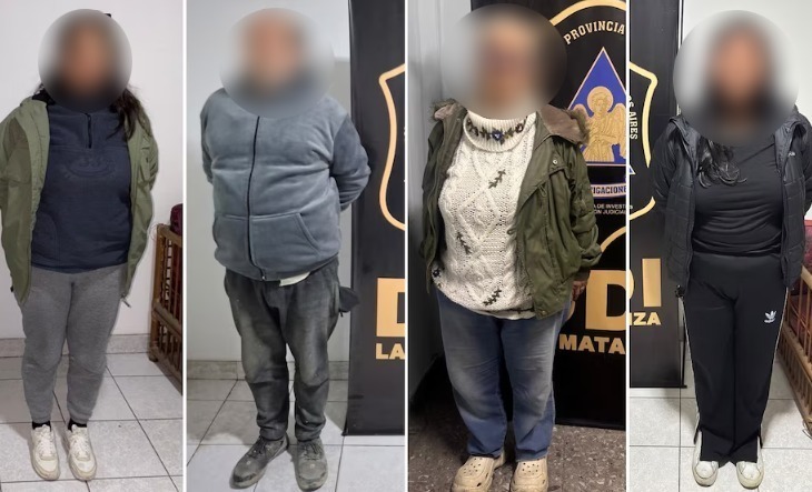 Fachada de un juzgado federal con personal policial en la entrada