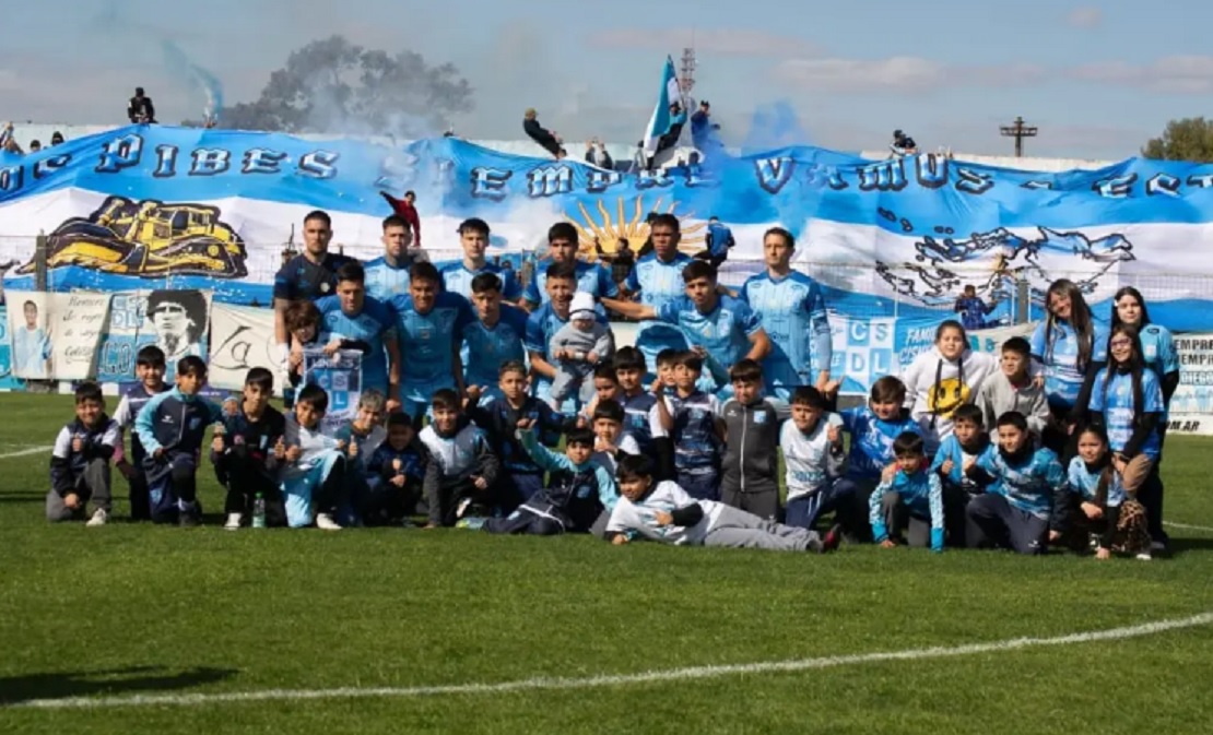 Jugadores de Liniers y Laferrere disputando el balón en el estadio de Villegas