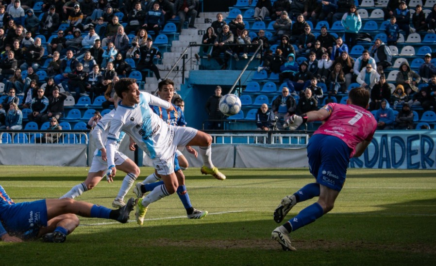 Jugadores de Temperley festejan un gol en el Estadio Alfredo Beranger