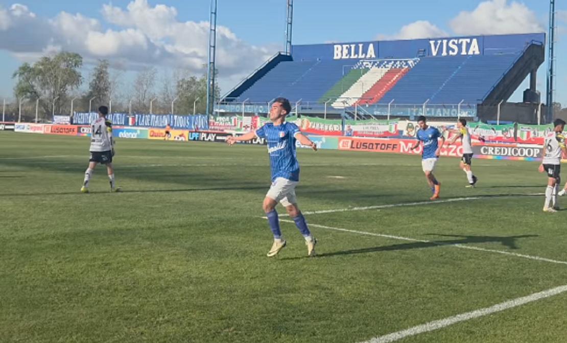 Jugadores de Sportivo Italiano celebran un gol en el estadio República de Italia