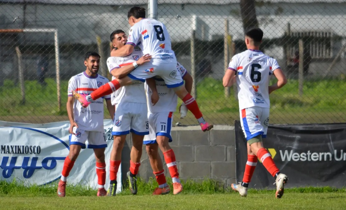 Jugadores de Deportivo Paraguayo celebrando un gol en un partido de la Primera C