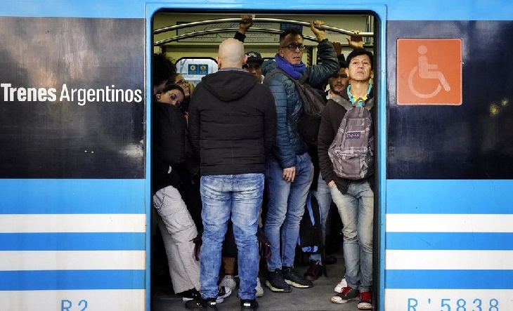 Pasajeros esperando en el andén de una estación de tren