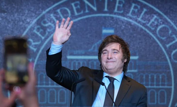 Javier Milei hablando en cadena nacional con banderas argentinas de fondo