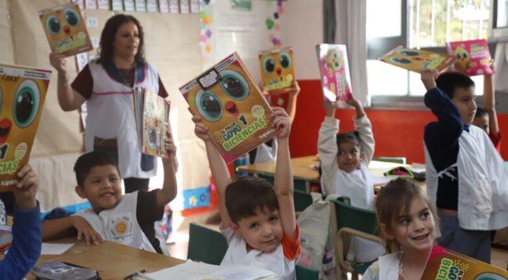 Estudiantes de La Matanza con libros y dispositivos digitales en un aula