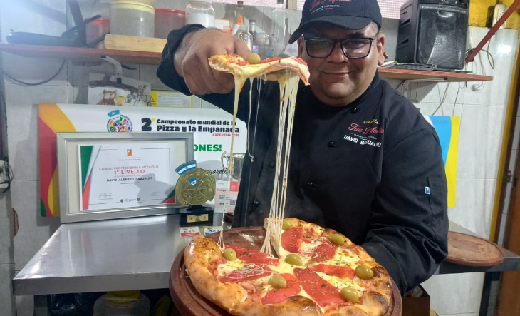 David Basualdo con sus premios en el Campeonato Mundial de la Pizza