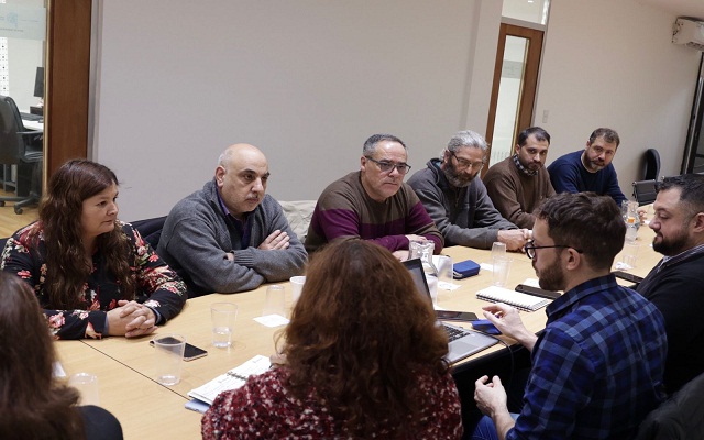 Trabajadores judiciales en una asamblea reclamando por salarios