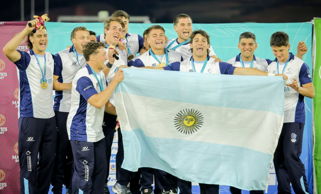 Jugadores de rugby argentinos celebrando con la medalla de bronce