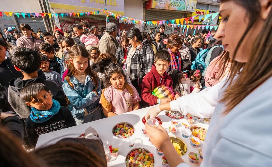 Niños jugando en peloteros durante el festejo del Día del Niño en Laferrere