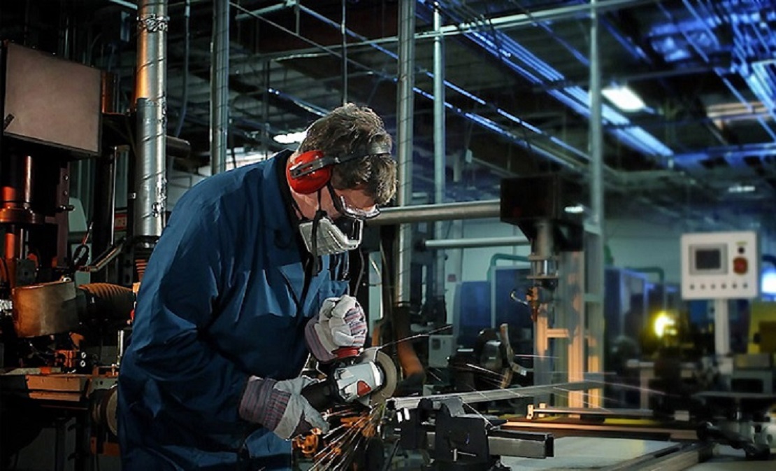 Trabajadores metalúrgicos en una fábrica con maquinaria industrial