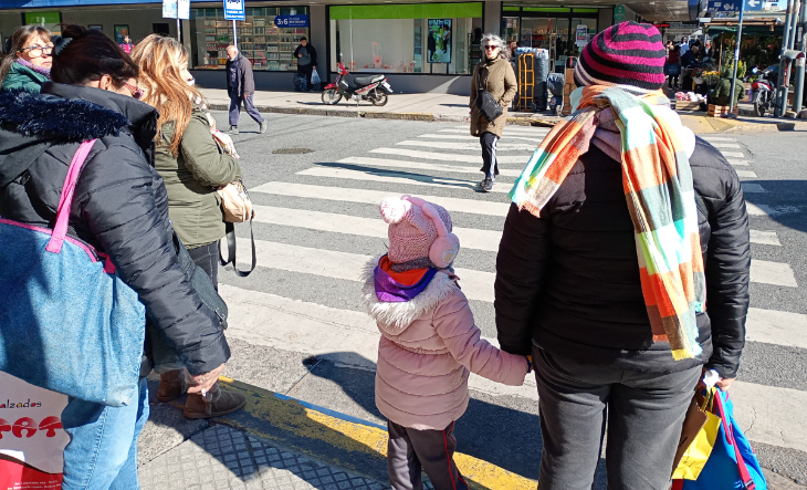 Termómetro marcando baja temperatura en un día soleado