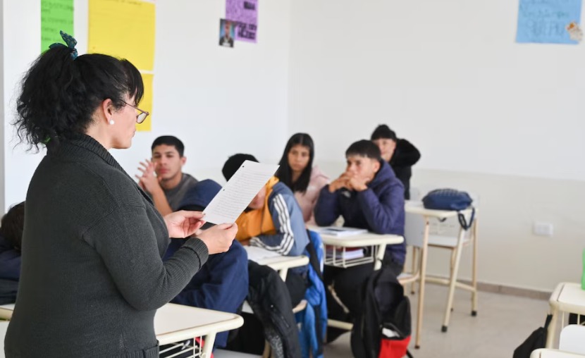 Estudiantes argentinos rindiendo una prueba en un aula