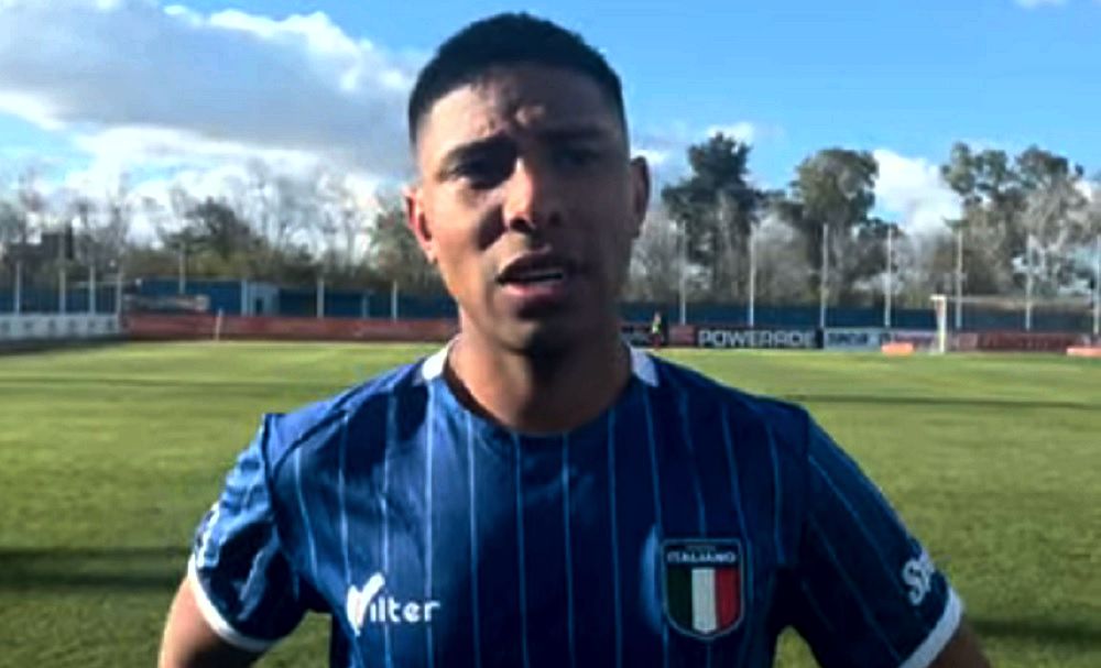 Jonathan Rivero celebrando un gol con la camiseta de Sportivo Italiano