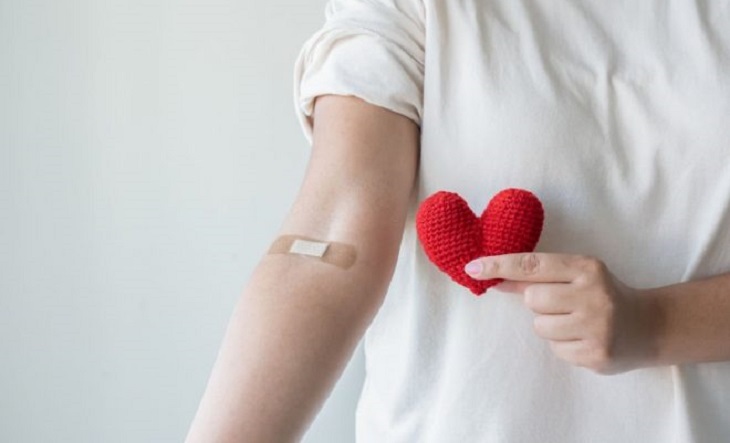 Personas donando sangre en una jornada solidaria