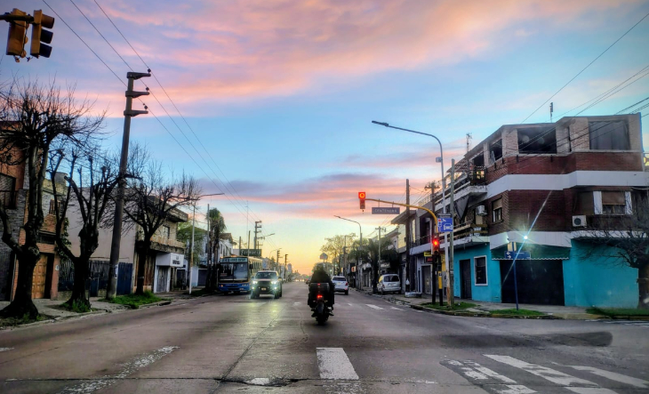 Cielo parcialmente nublado sobre un barrio de La Matanza