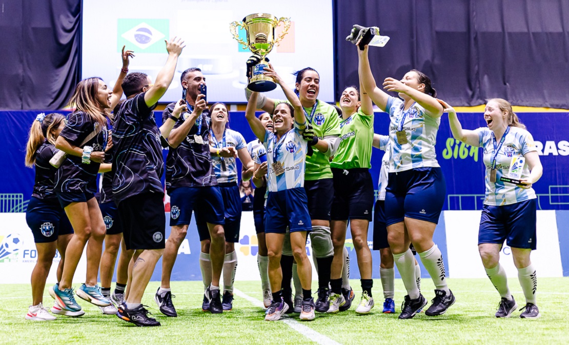 Jugadoras de Las Murciélagas celebrando con la copa en la cancha