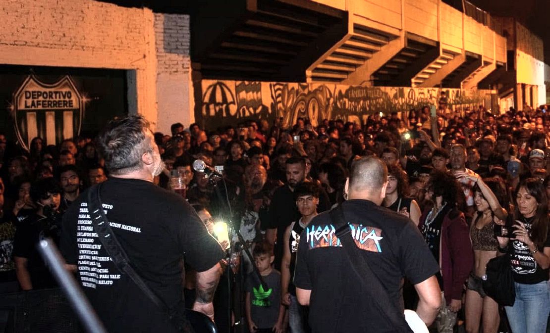 Escenario con bandas de metal en vivo durante un festival