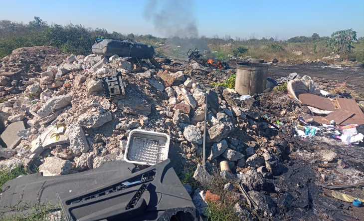 Vecinos reunidos en un espacio verde de La Matanza durante el reclamo
