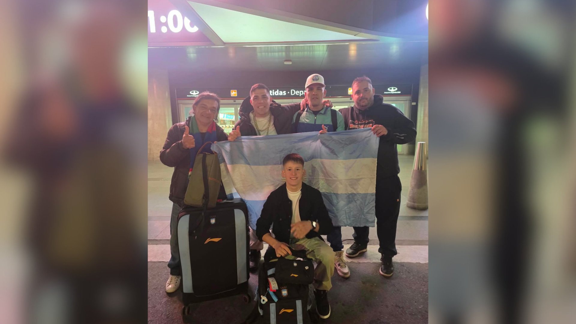 Jeremías Manzelli con guantes de boxeo en el ring