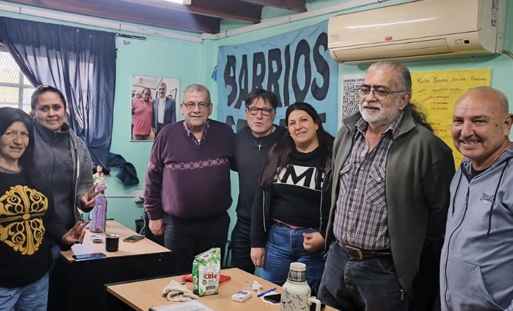 Padre Paco Olveira durante un encuentro con movimientos sociales en Rafael Castillo