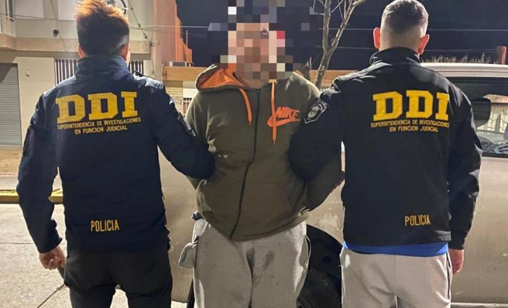 Efectivos policiales durante un operativo de detención en la vía pública