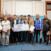 Fernando Espinoza junto a veteranos de Malvinas en un acto de entrega de pasajes