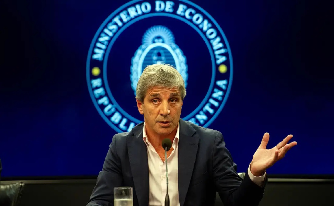 Luis Caputo hablando en la Convención Anual del IAEF