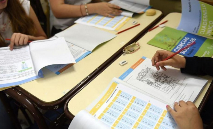 Estudiantes rindiendo una prueba en un aula con computadoras