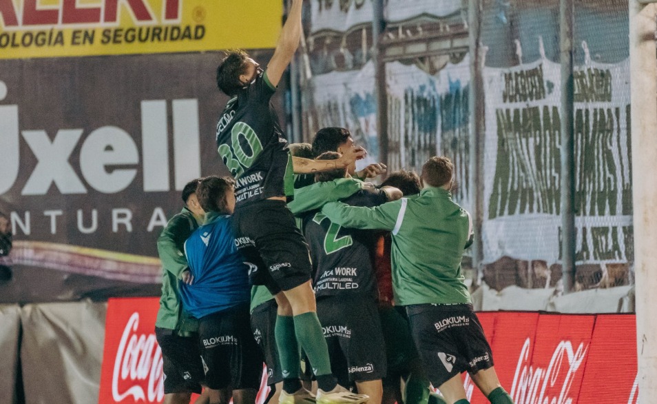 Jugadores de Banfield celebrando la clasificación por penales ante Riestra