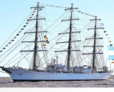 Fragata ARA Libertad navegando con velas desplegadas durante su viaje de instrucción