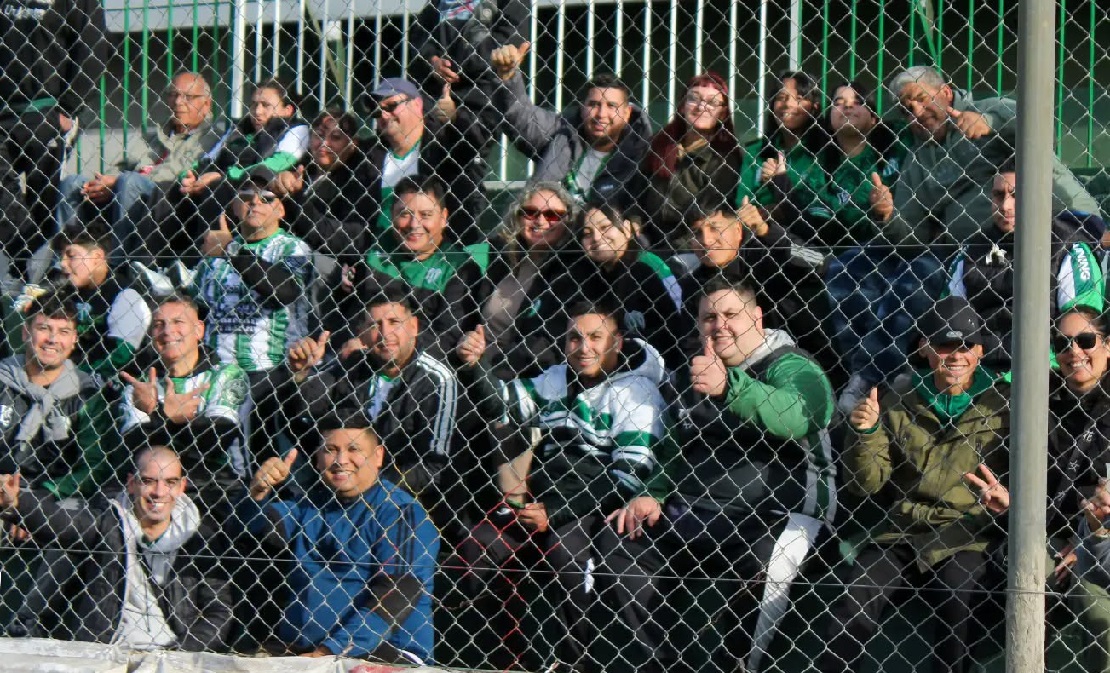 Estadio de Deportivo Laferrère con hinchas en las tribunas durante un partido
