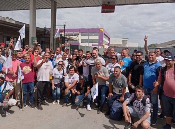 Vigiladores privados frente a una sucursal de supermercado durante una protesta gremial