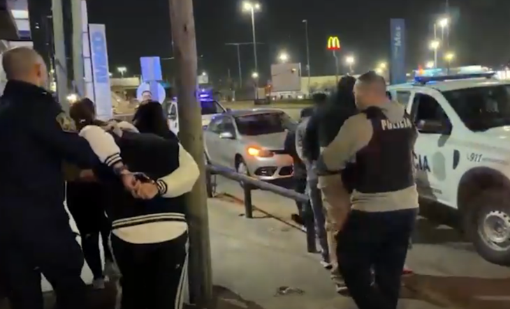 Móvil policial en un operativo en la vía pública de San Justo, La Matanza