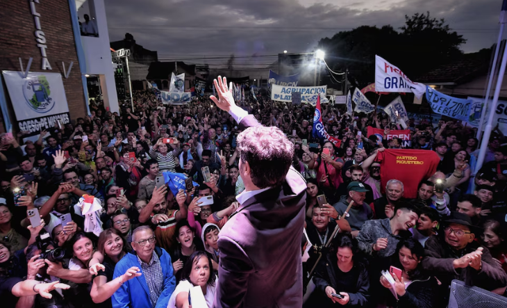 Axel Kicillof junto a Hugo Passalacqua durante un acto en Misiones