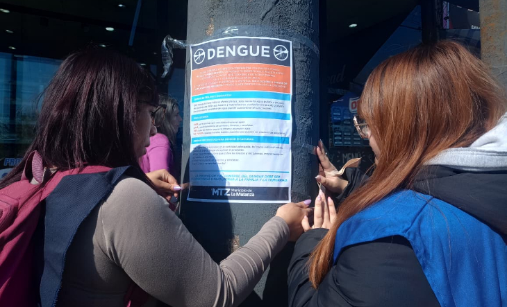 Promotoras de salud durante una jornada de descacharrado en una plaza de Lomas del Mirador
