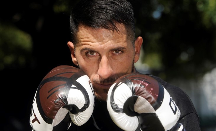 Pablo Migliore, exarquero de fútbol, posando con guantes de cocina