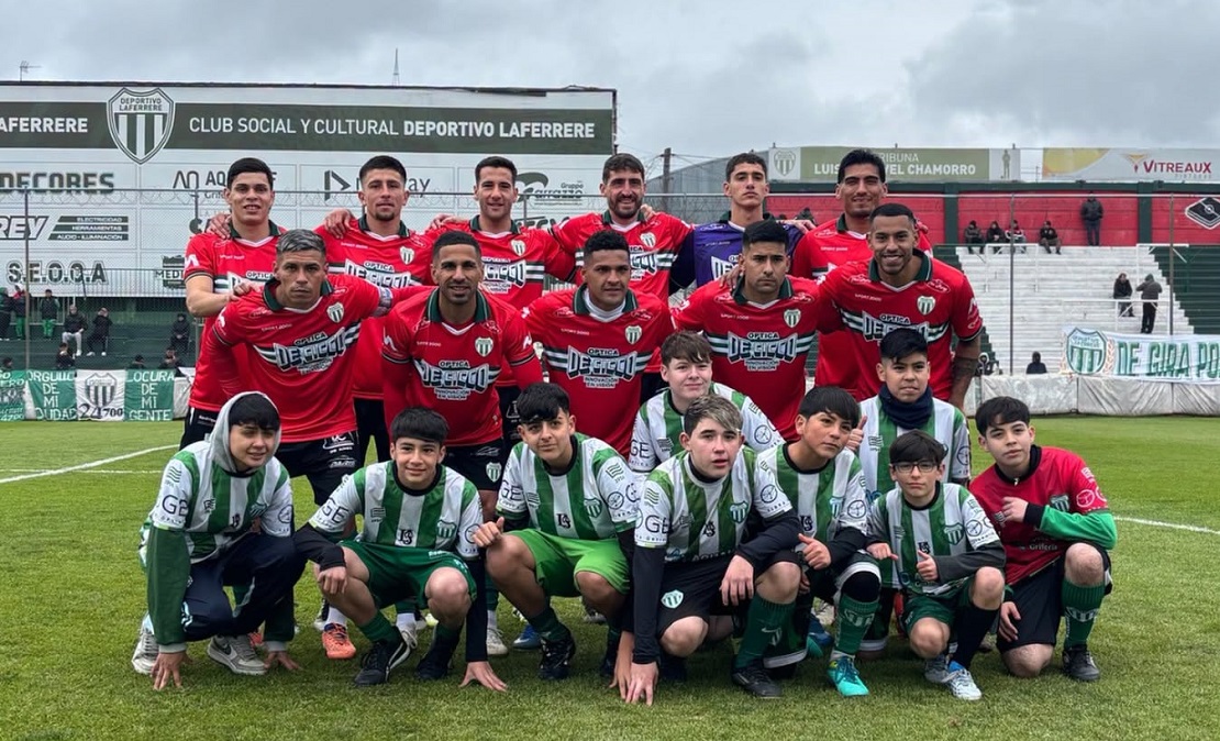 Jugadores de Deportivo Laferrere durante un partido de la Primera B